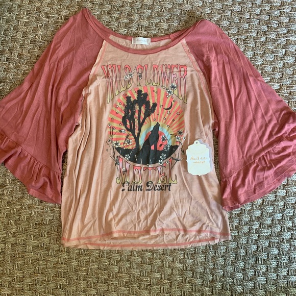 Altar'd State Tops - Altar’d State Graphic Tee
